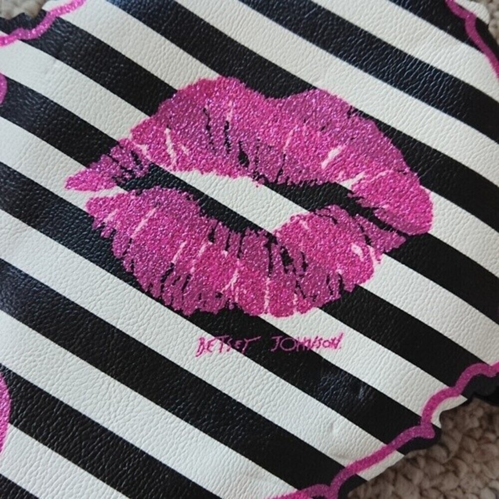 Super fun Betsey Johnson Glitter lips Mirror wristlet - Picture 6 of 12